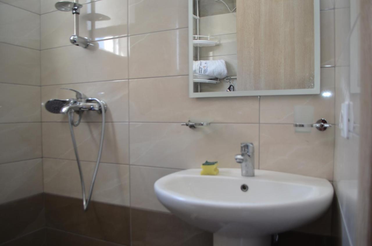 Akil Apartments Sarandë Esterno foto